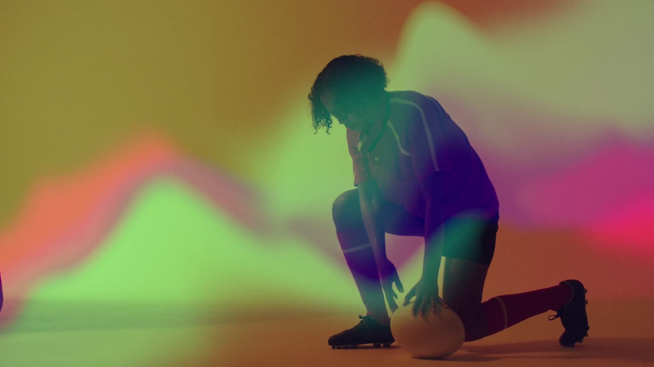 animación de senderos de luz de neón sobre una jugadora de rugby femenina en fondo de neón.