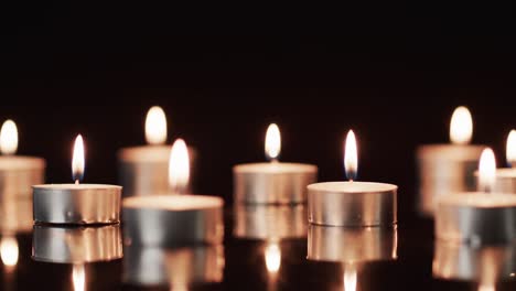 video de filas de velas de té con llamas blancas y espacio de copia en fondo negro