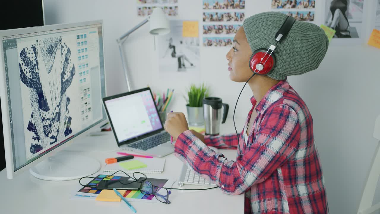 diseñador de moda trabajando con computadora