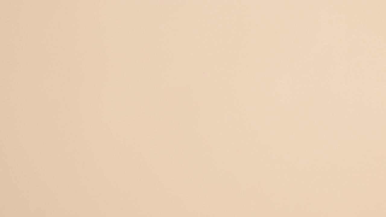 los libros de tapa dura vintage rojos, verdes, azules y púrpuras aparecen sobre un fondo beige.