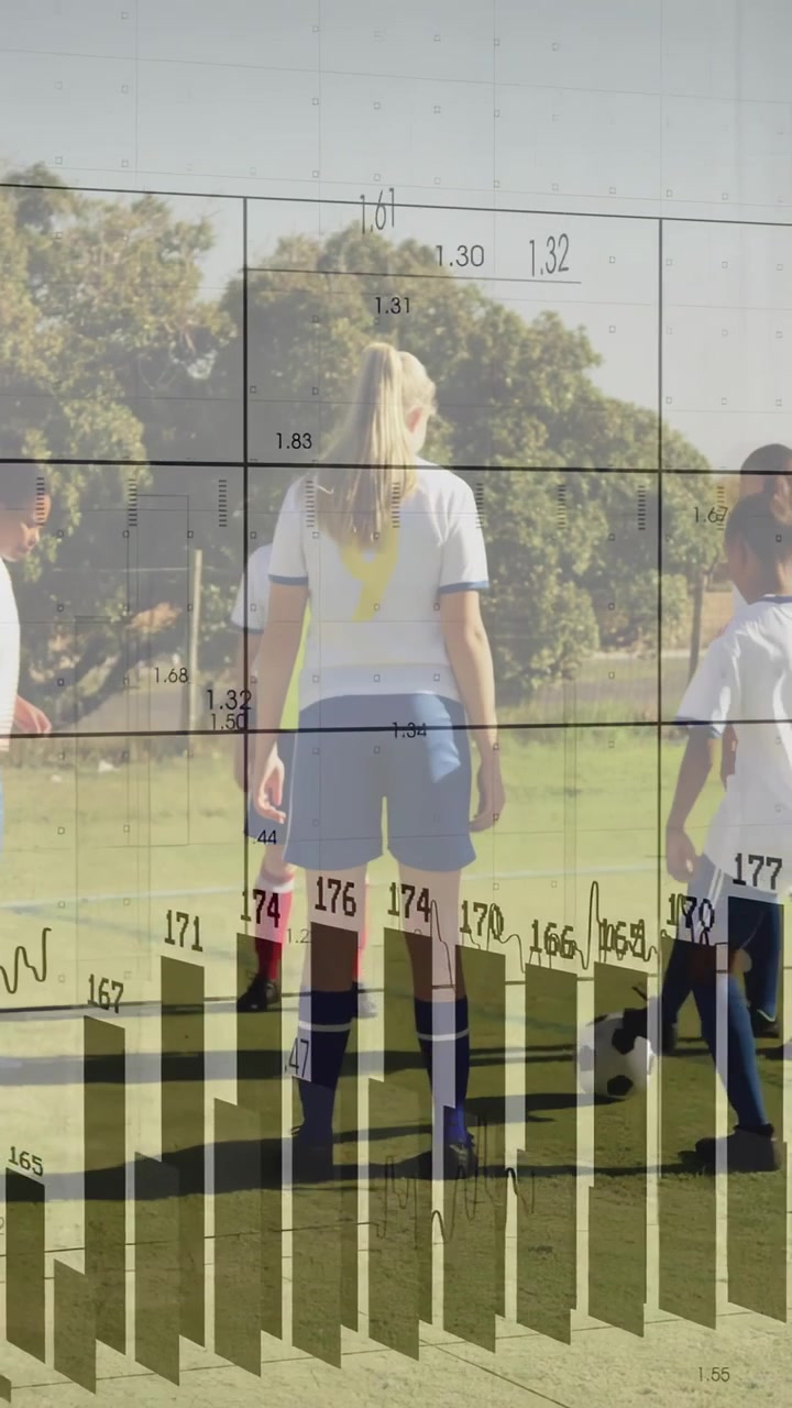 Jugadoras de pie en el campo mientras la analítica activa una cuadrícula con barras ascendentes, analizando el fútbol