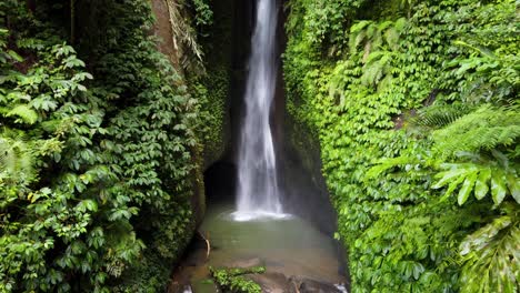Leke-Leke-Wasserfall-Auf-Bali,-Indonesien,-Abgelegen-In-Tropischer-Dschungellandschaft-Und-üppiger-Grüner-Waldvegetation