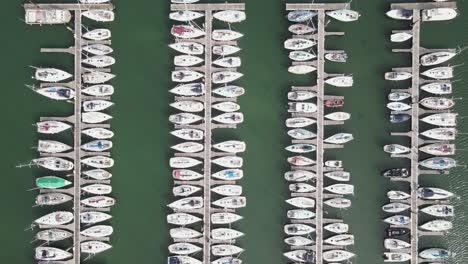 Ansicht-Der-Boote-Im-Hafen-Von-Howth-In-Der-Bucht-Von-Dublin,-Irland---Luftaufnahme-Von-Oben-Nach-Unten