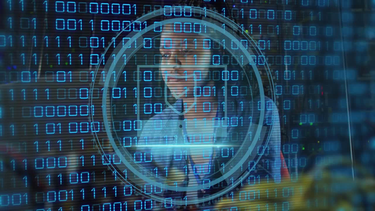 animación del procesamiento de datos sobre una trabajadora afroamericana en la sala del servidor