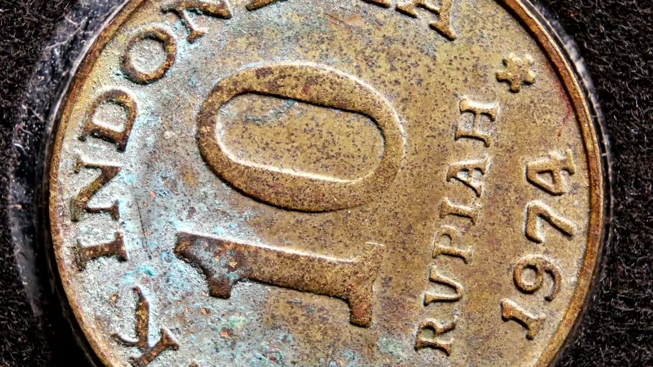 primer plano de monedas muy antiguas