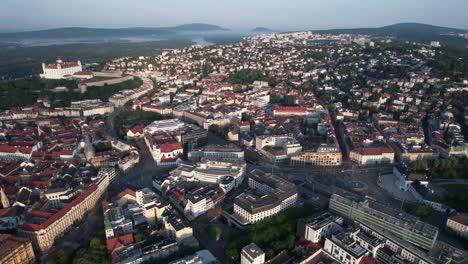 tiro giratorio aéreo explorando bratislava y luego revelando el hermoso castillo