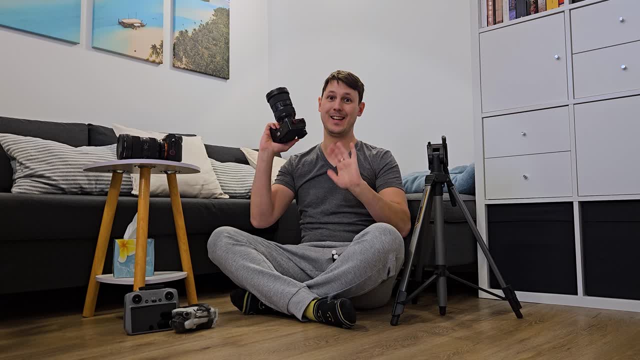 Mannlig fotograf med kamerautstyr
