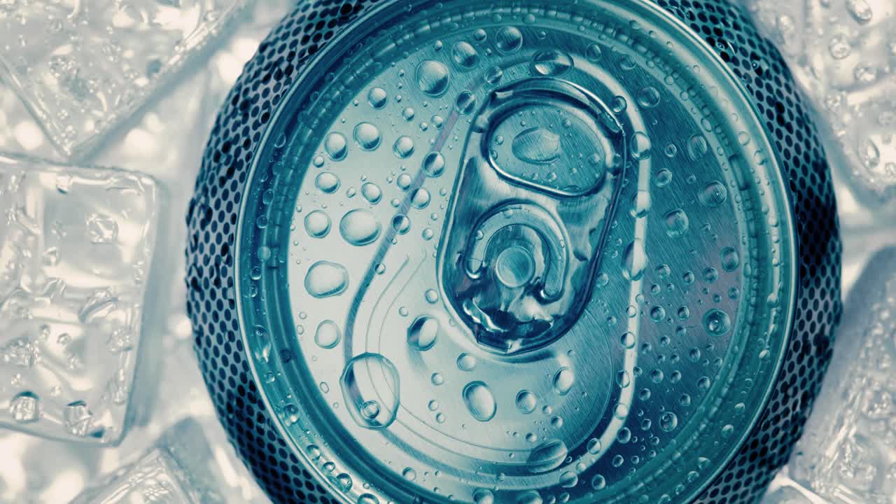 アルミニウム製のソーダ ⁇ の蓋は ⁇ 氷の上にあるソフトドリンクを円の周りに回します ⁇