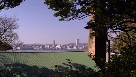 Blick-Von-Der-Insel-Sarushima-Auf-Die-Stadt-Yokosuka