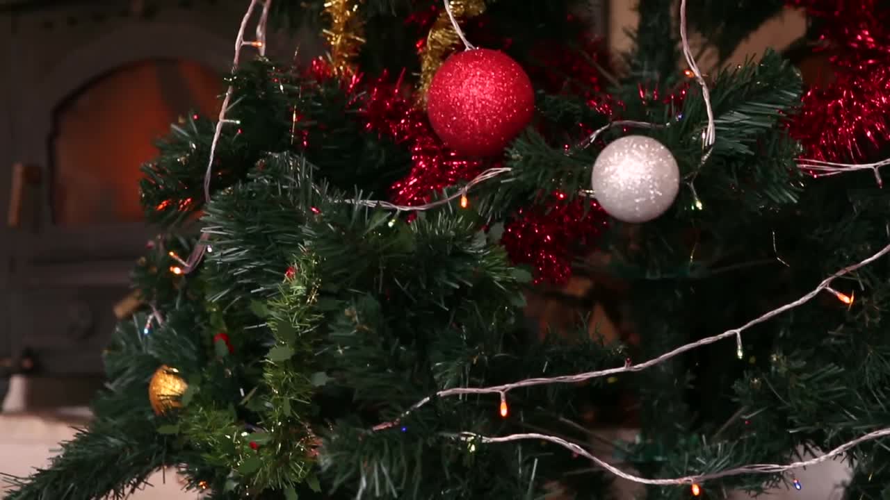 muchos regalos bajo el árbol de navidad
