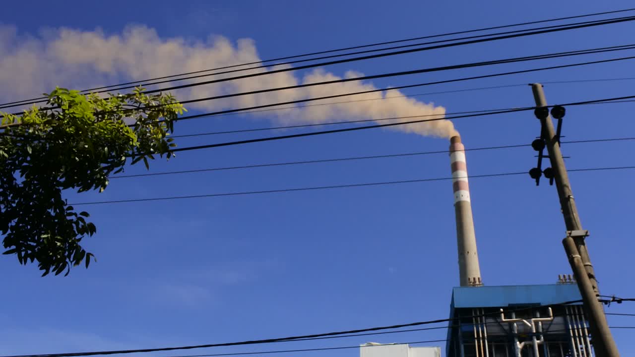 공장 굴뚝에서 올라오는 연기는 대기 오염에 기여합니다.