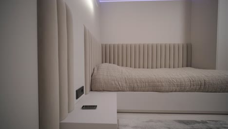 interior de un dormitorio acogedor de diseño moderno con lámpara de piso artesanal
