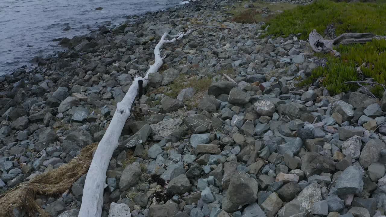 lento ascenso y revelación de la base naval en la bahía