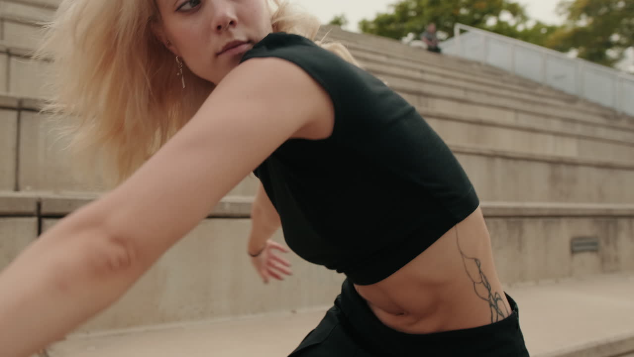 Kvinde i crop top og nederdel med tatoveringer