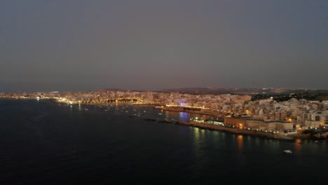 Drohnenvideo-Aus-Der-Luft-Aus-Malta,-St.-Pauls&#39;-Bay-Und-Bugibba-Area-In-Der-Dämmerung