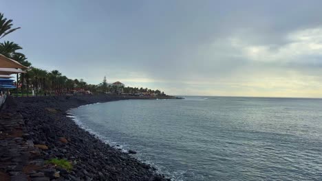 Playa-Rocosa-De-Piedra-De-Guijarros-En-La-Costa-De-Tenerife,-Islas-Canarias-Del-Sur,-España