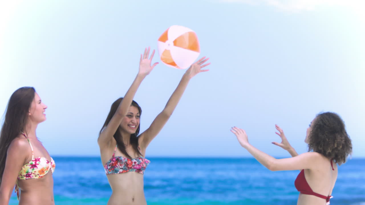 친구 들 이 느린 동작 으로 공 을 가지고 놀고 있다