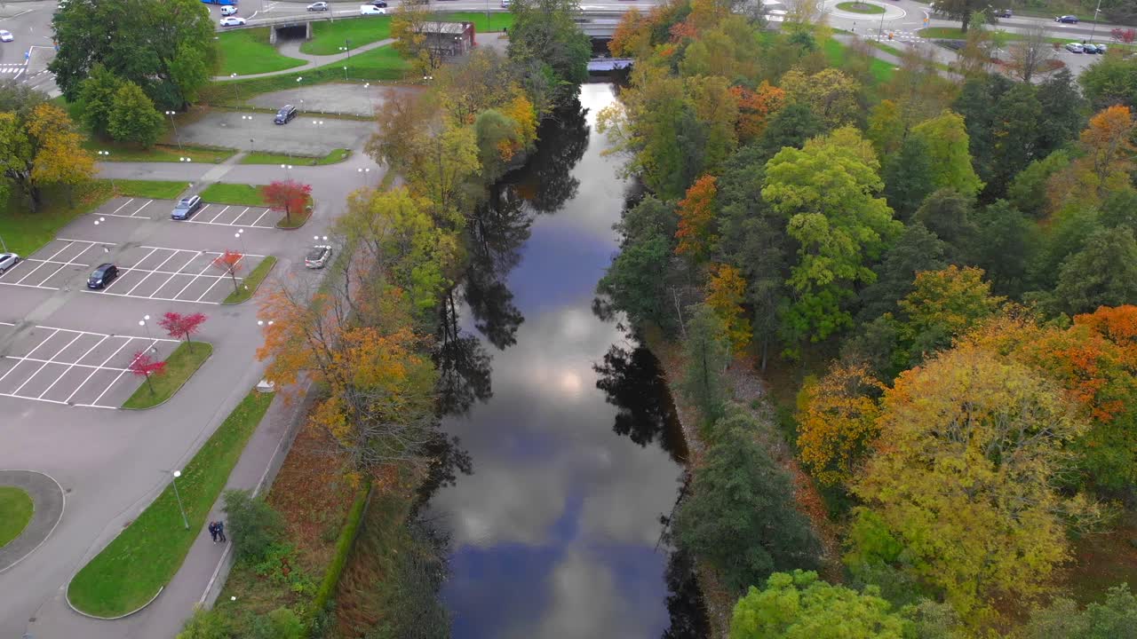 vista aérea del río que atraviesa la ciudad con árboles en colores de otoño