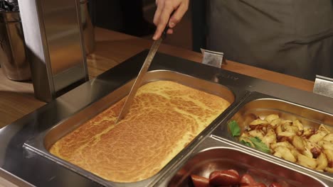 프렌치 토스트와 감자 와 함께 뷔페 아침 식사