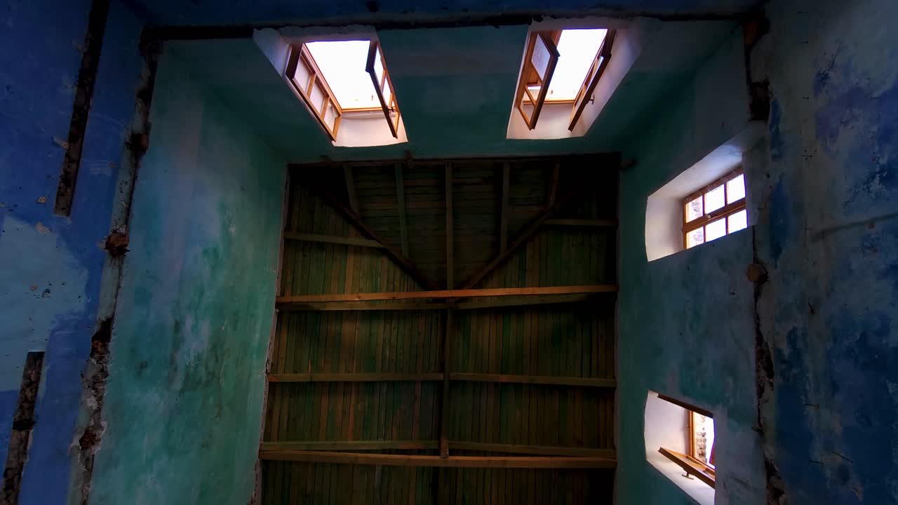 Grande casa a più piani abbandonata con pareti dipinte in diversi colori, pavimenti in rovina, villaggio mediterraneo con edifici in pietra del Medioevo