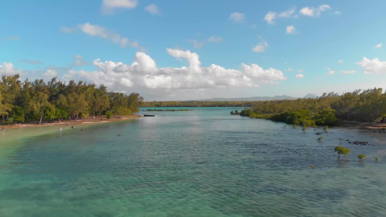 Imagem de drone 4K da praia de Ile Aux Bernache