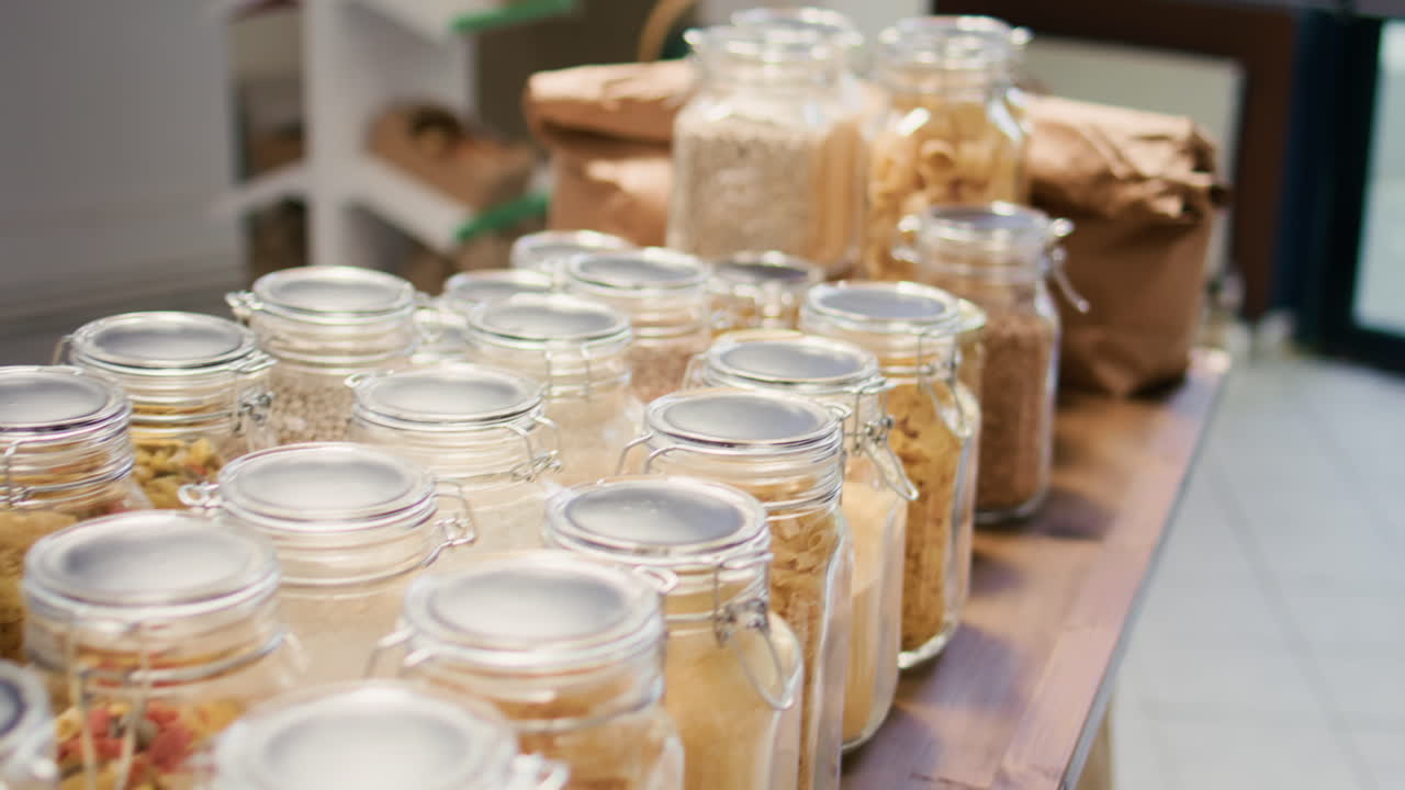 유리 병 에 담긴 대량 의 물건 들 을 가까이 볼 수 있다