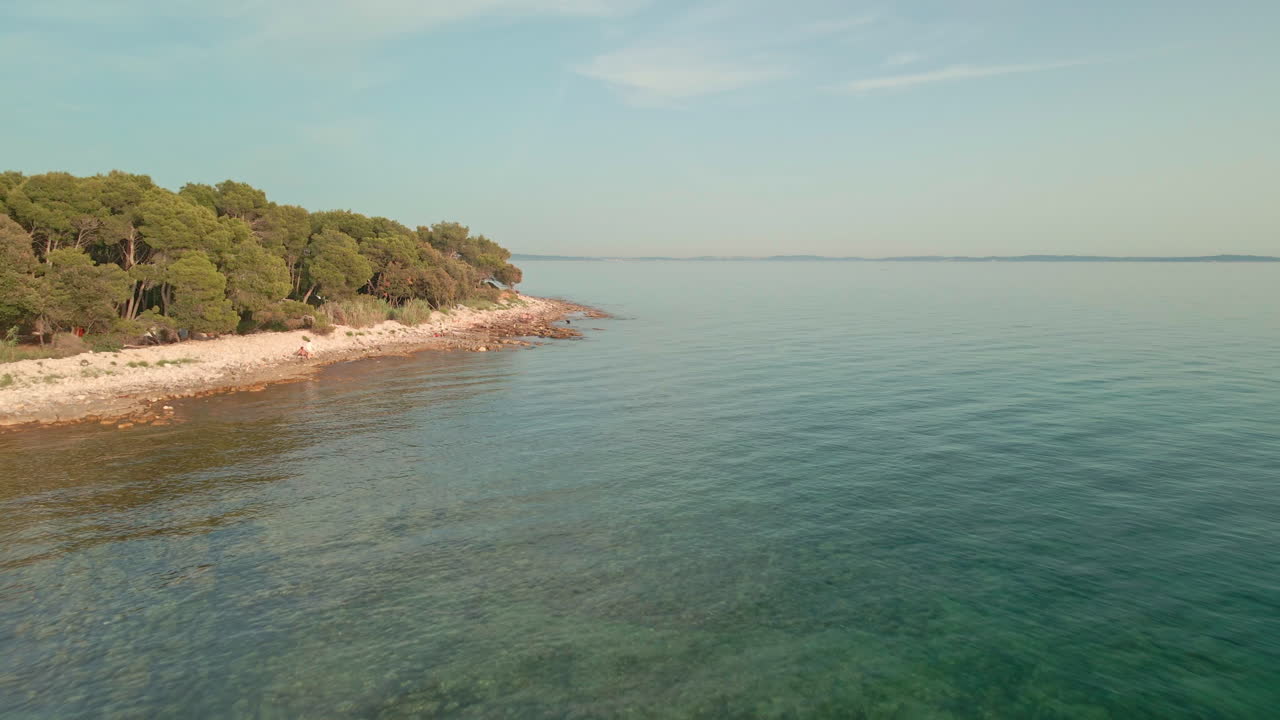 tranquilidad del mar con aguas cristalinas en verano en la costa croata