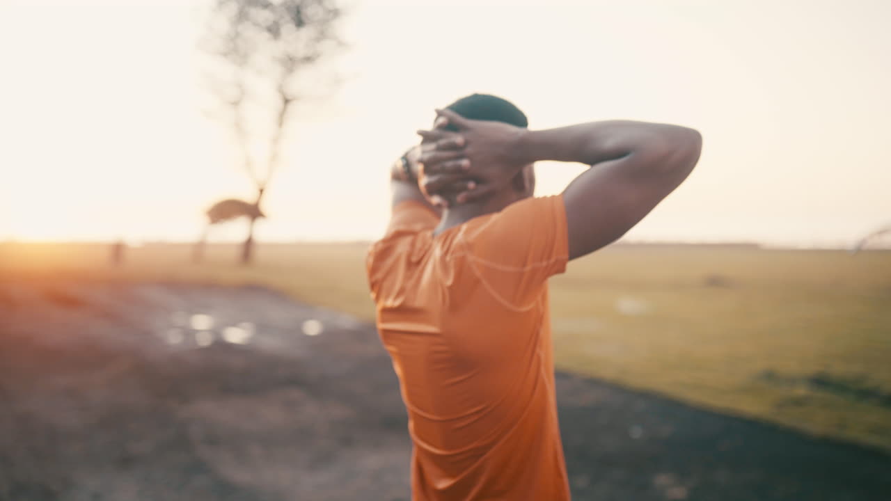 un joven deportivo recuperando el aliento