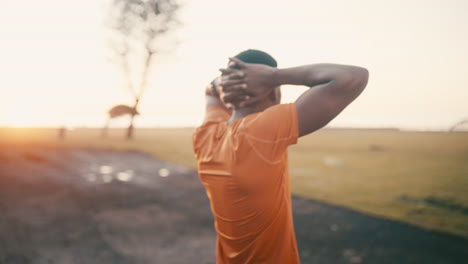 um jovem desportivo a recuperar o fôlego.