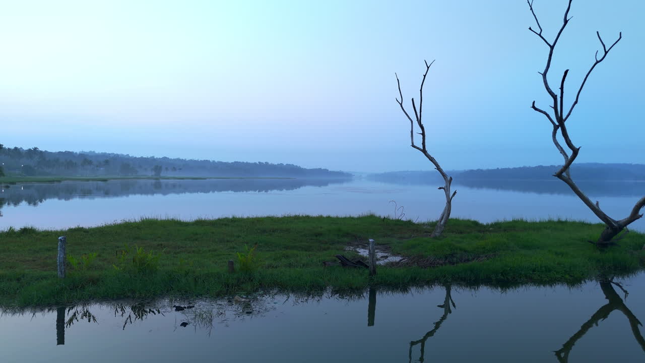 아침 조용한 호수, 태양 전에 호수는 하늘의 대기 효과를 반영하고 안개로 둘러싸여 있습니다.