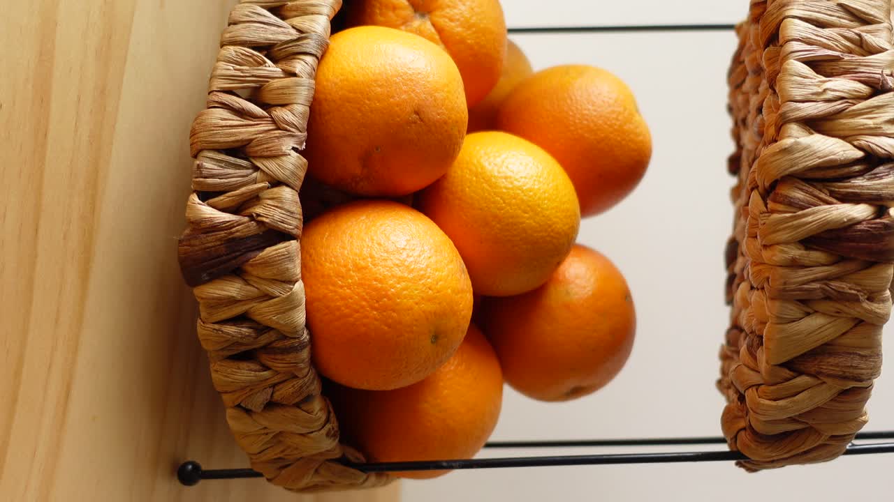 naranjas en una canasta de mimbre