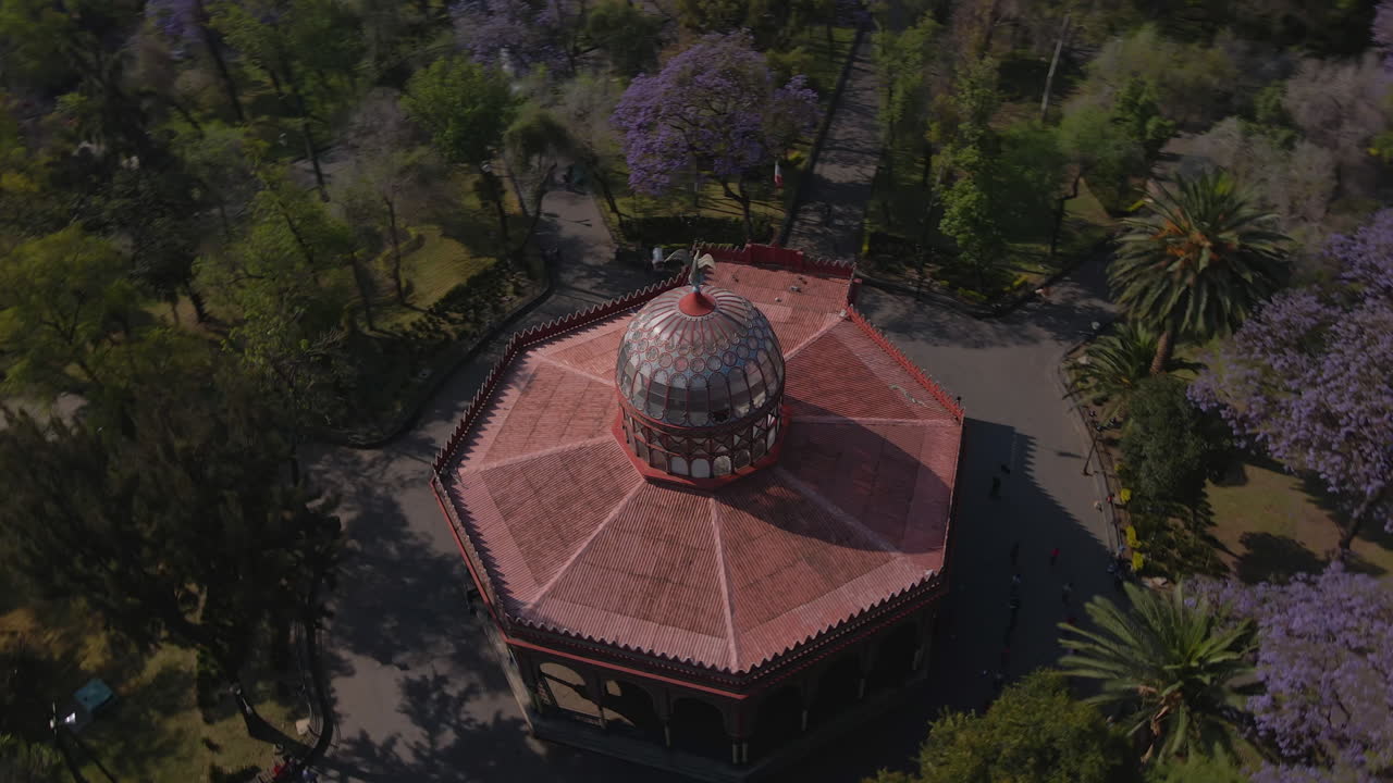 vista aérea circular hermosa arquitectura cúpula techo rojo edificio en el parque con peatones en un día soleado al aire libre relajarse caminar en la capital ciudad de méxico
