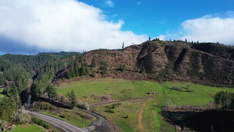 Hermosa-Toma-Aérea-De-Drones-De-4k-Con-Vista-Al-Paisaje-De-árboles-Y-Una-Pequeña-Granja-En-El-Sur-De-Oregón