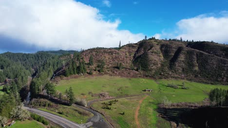 hermosa toma aérea de drones de 4k con vista al paisaje de árboles y una pequeña granja en el sur de oregón