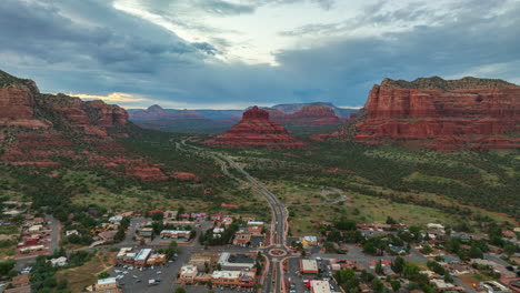 Highway-179-Nord-Und-Vororte-In-Sedona,-Arizona---Hyperlapse