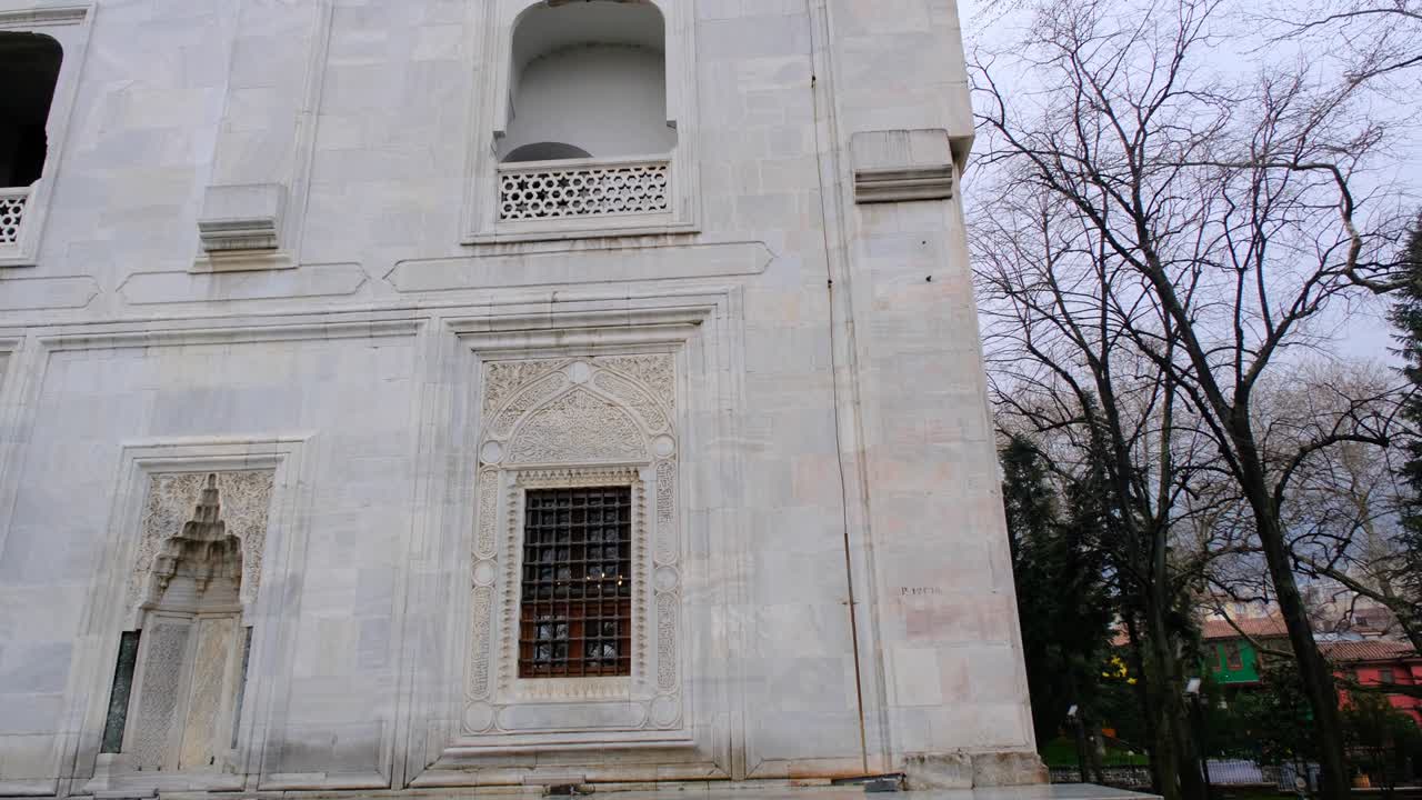 зеленая мечеть (yesil camii) в бурсе в облачный и дождливый день и его великолепный минарет из красного кирпича от османской империи