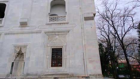 mezquita verde (yesil camii) en bursa durante los días nublados y lluviosos y su magnífico minarete hecho de ladrillos rojos por el imperio otomano