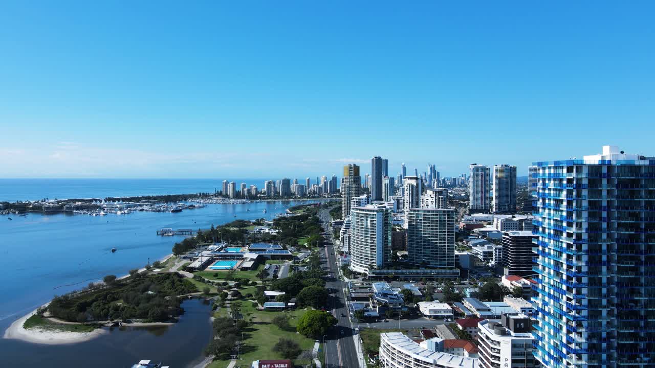 인기 있는 해안 도시 마을의 바닷가에 지어진 현대적인 우뚝 솟은 고층 건물