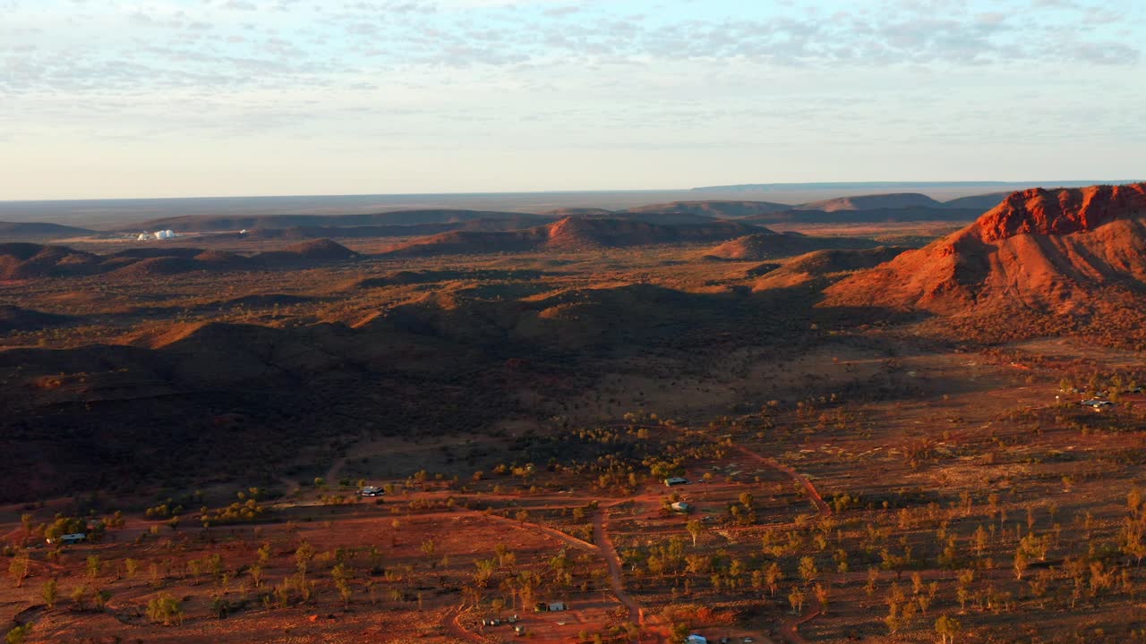 panorama de los rangos de macdonnell del oeste en medio del vasto desierto en alice springs, australia