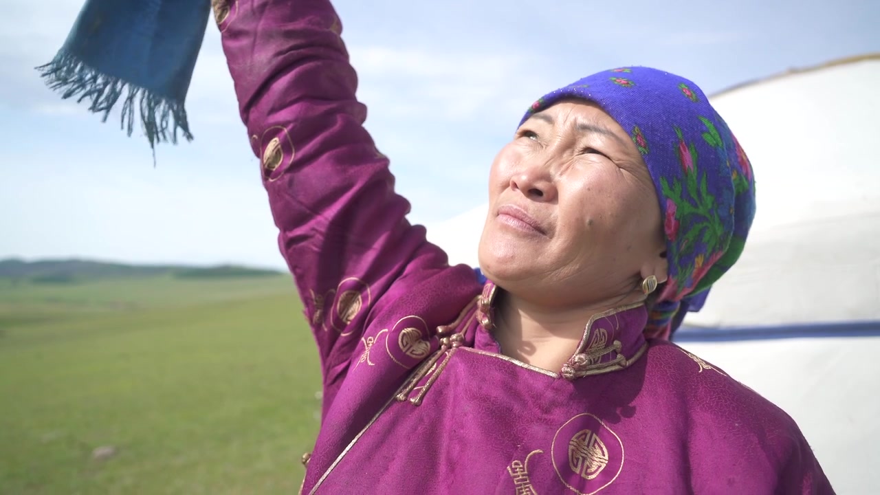 Wanita Mongolia Berpakaian Tradisional Melambaikan Syal di Luar Ruangan