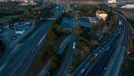 Hyperlapse-Zeitrafferaufnahme-Der-Autobahn-Zur-Goldenen-Stunde,-Barcelona,-Spanien