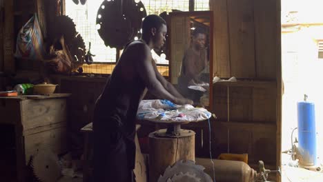 Ein-Afroamerikanischer-Mann-Verpackt-Eine-Metallsäge-In-Seiner-Werkstatt-In-Afrika