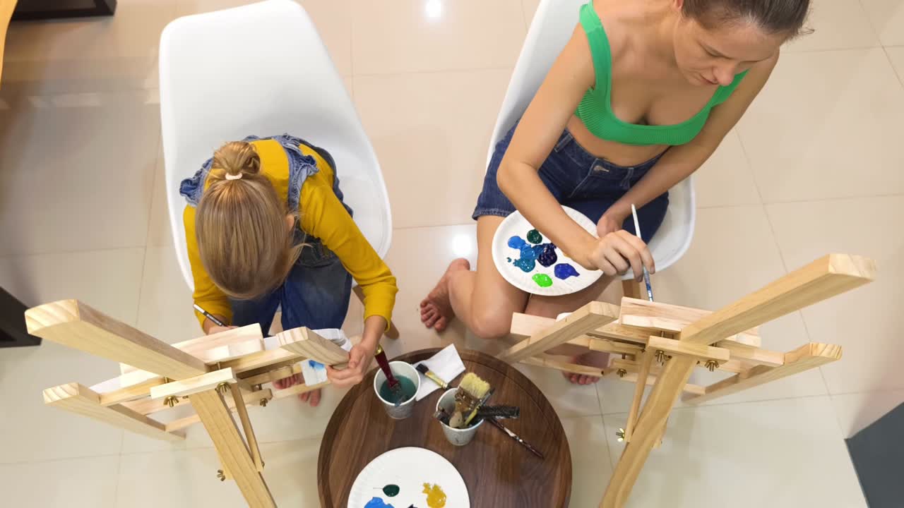 어머니와 딸이 함께 그림을 그리는 것