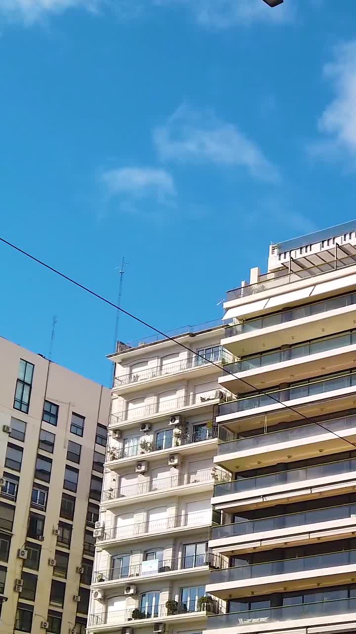 Paisaje urbano vertical del horizonte de Palermo, Buenos Aires, Argentina, con edificios vistos desde un ángulo bajo.