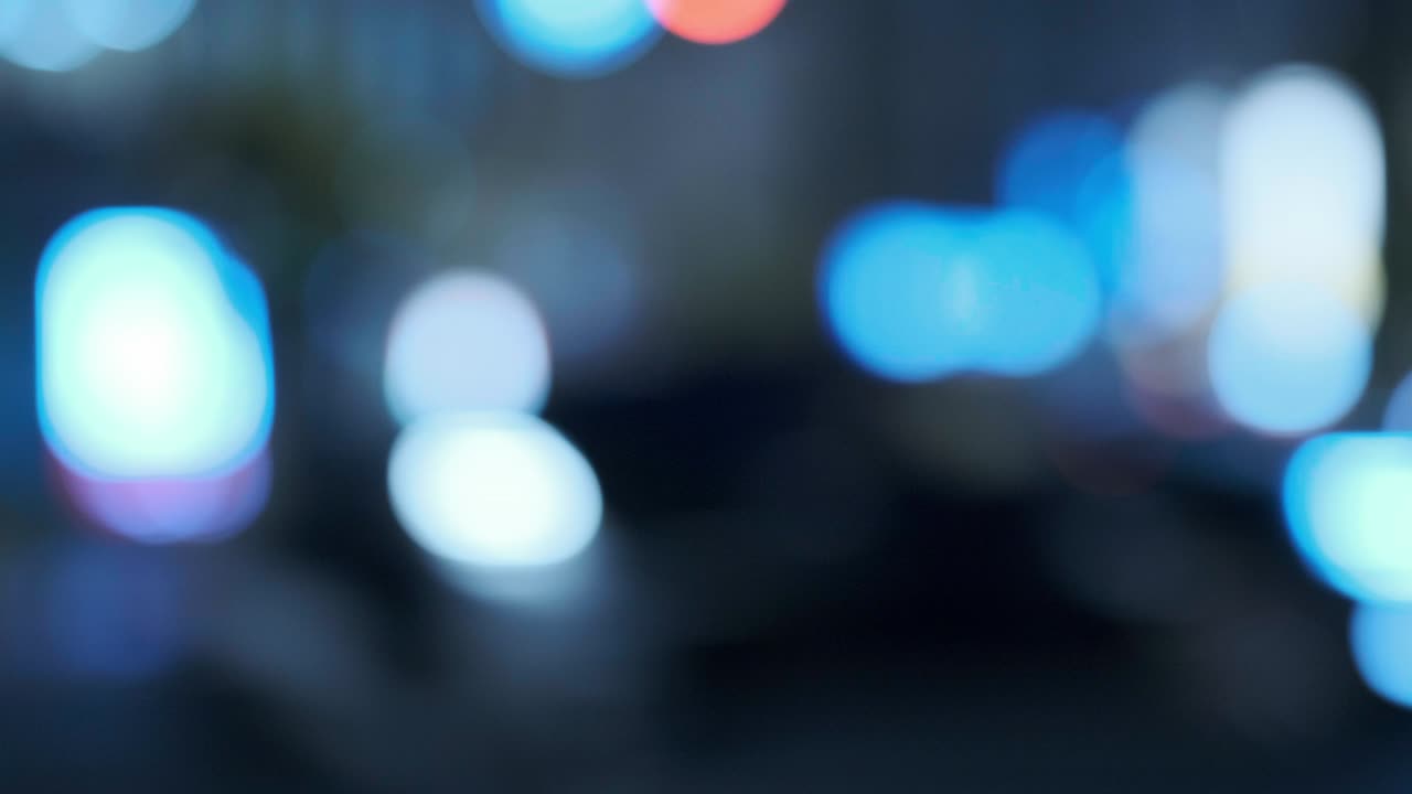 4k 쿨 톤 디포커스 도시 야간 뷰, 교통 및 지나가는 사람