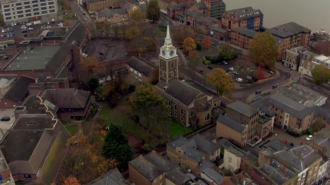 vista aérea de gravesend, kent, reino unido, con una vista panorámica del río támesis y los muelles de tilbury