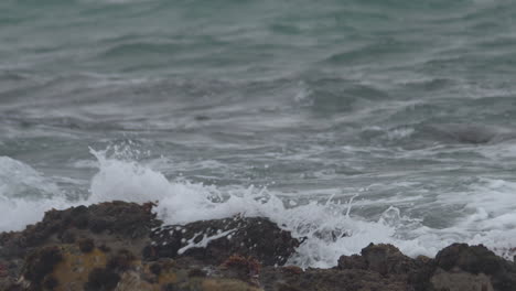 Olas-Rodando-Sobre-Las-Rocas-En-Una-Playa-Rocosa