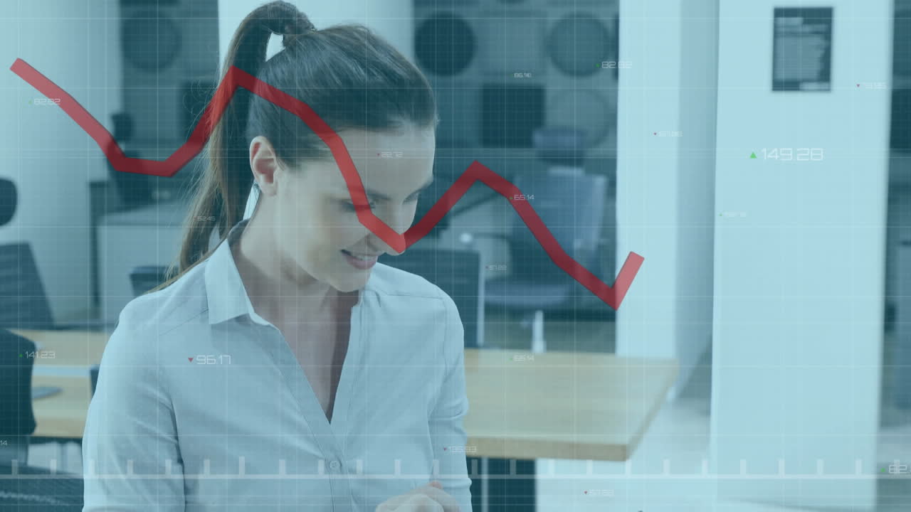 Animazione di elaborazione di dati finanziari con linea rossa su donna d'affari caucasica che usa un tablet