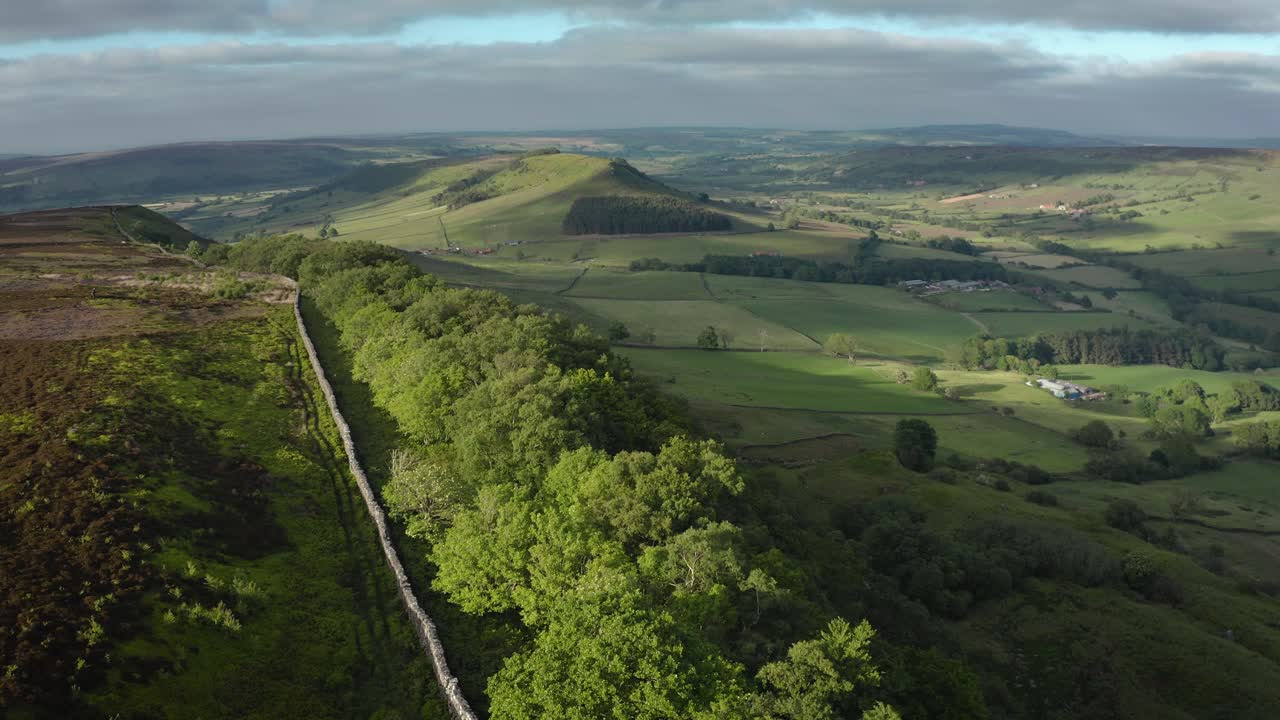 hermosa antena de bajo nivel de los páramos del norte de york a principios del verano, que muestra una zona boscosa con vistas a fryupdale