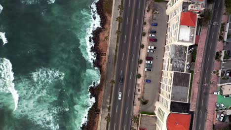 olas rompiendo en el arrecife a lo largo del malecón en santo domingo